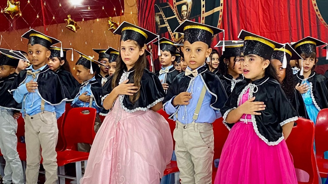 Noite de estrelas marca formatura da Escola Carlos Nunes